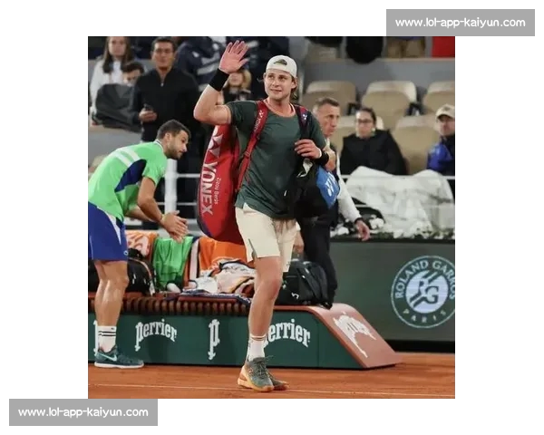 贝尔赫斯直落两盘横扫奥佩尔卡，强势晋级巡回赛决赛